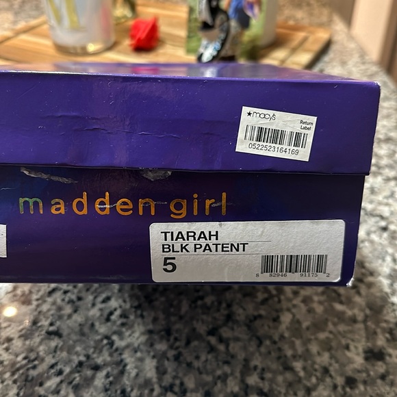 Never used, madden girl, size 5, true to size, scuffed on right heel - Picture 10 of 10